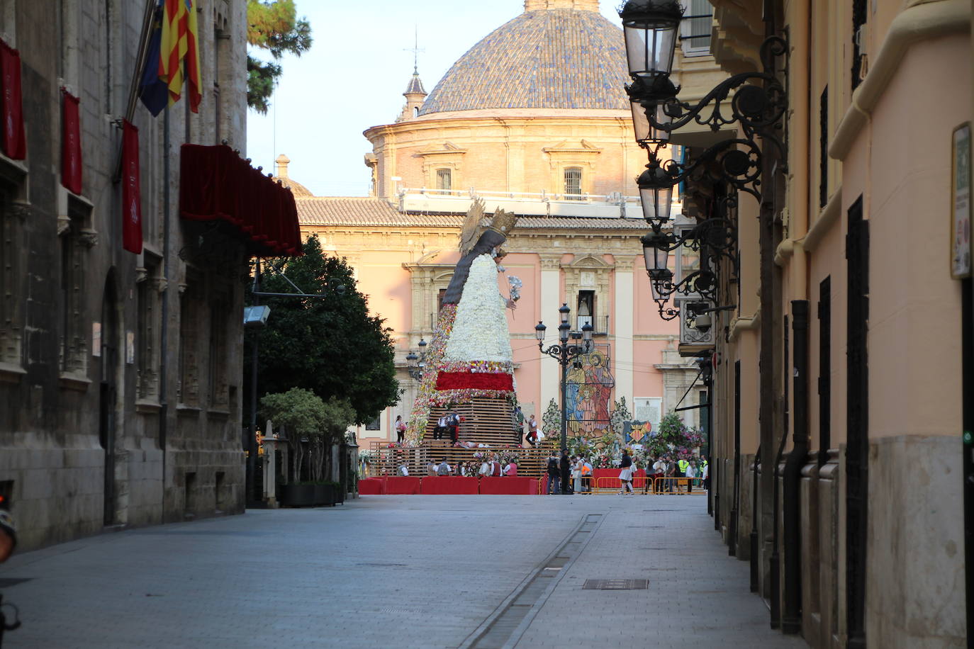 Fotos: Así ha quedado el manto de la Virgen tras la Ofrenda