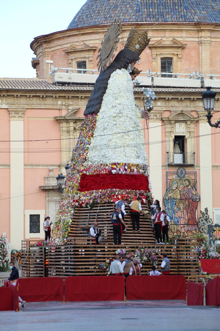 Fotos: Así ha quedado el manto de la Virgen tras la Ofrenda