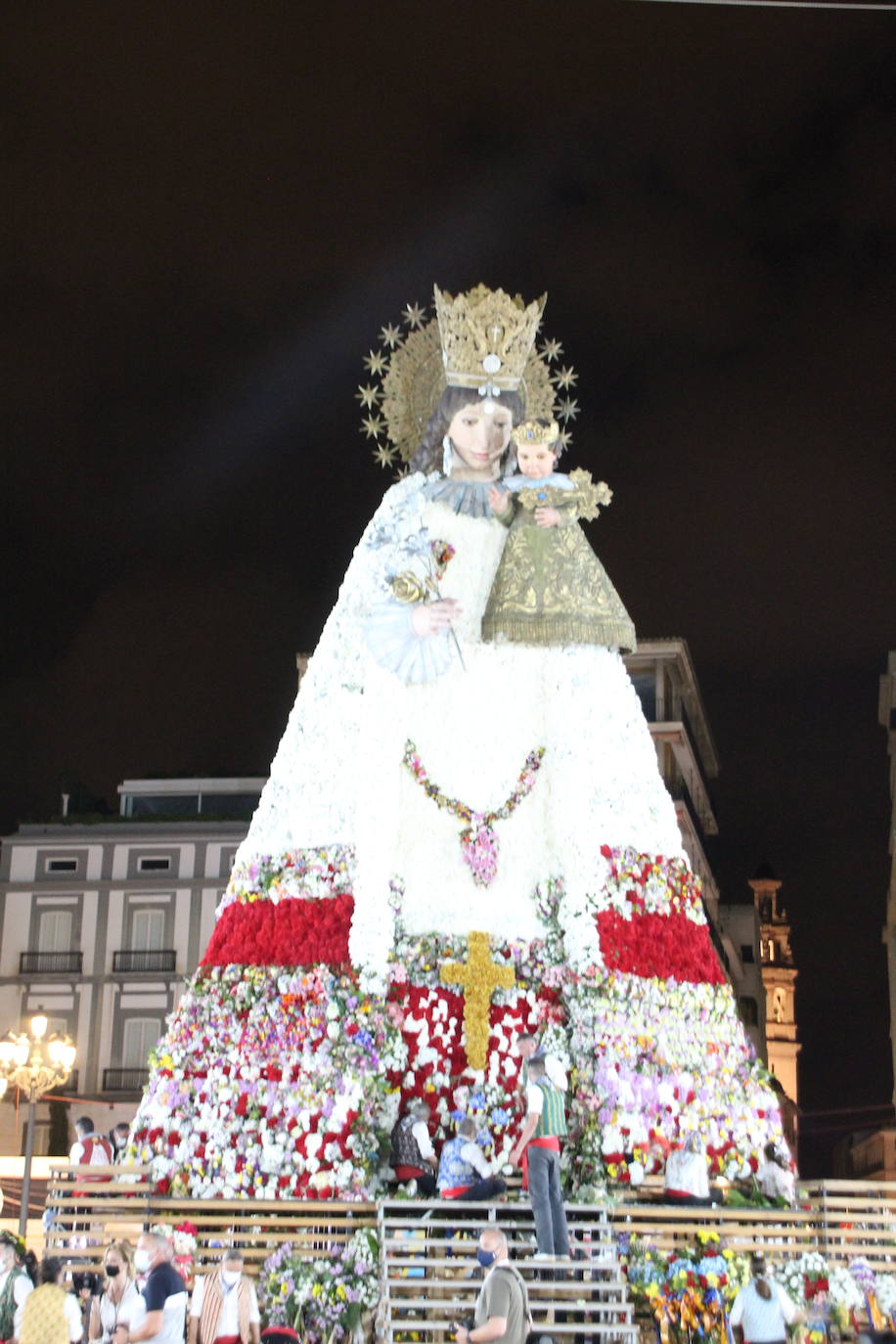 Fotos: Así ha quedado el manto de la Virgen tras la Ofrenda