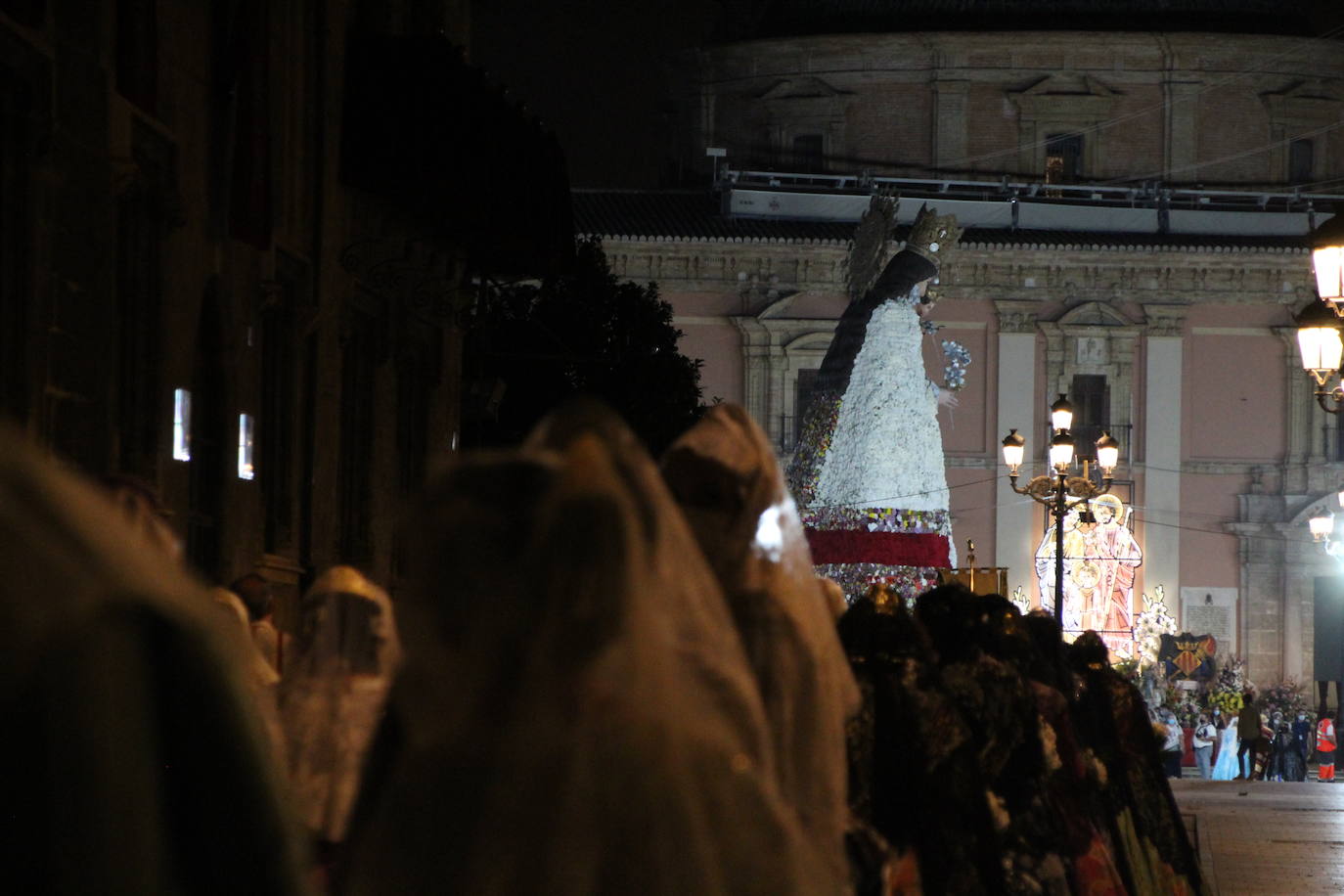 Fotos: Así ha quedado el manto de la Virgen tras la Ofrenda