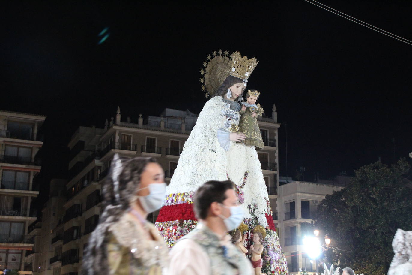 Fotos: Así ha quedado el manto de la Virgen tras la Ofrenda