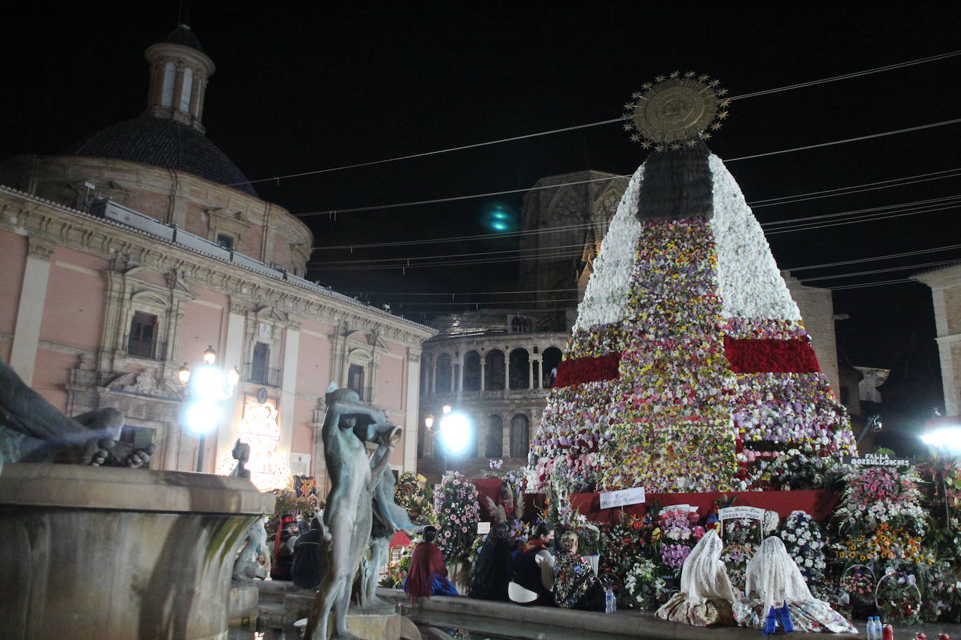 Fotos: Así ha quedado el manto de la Virgen tras la Ofrenda