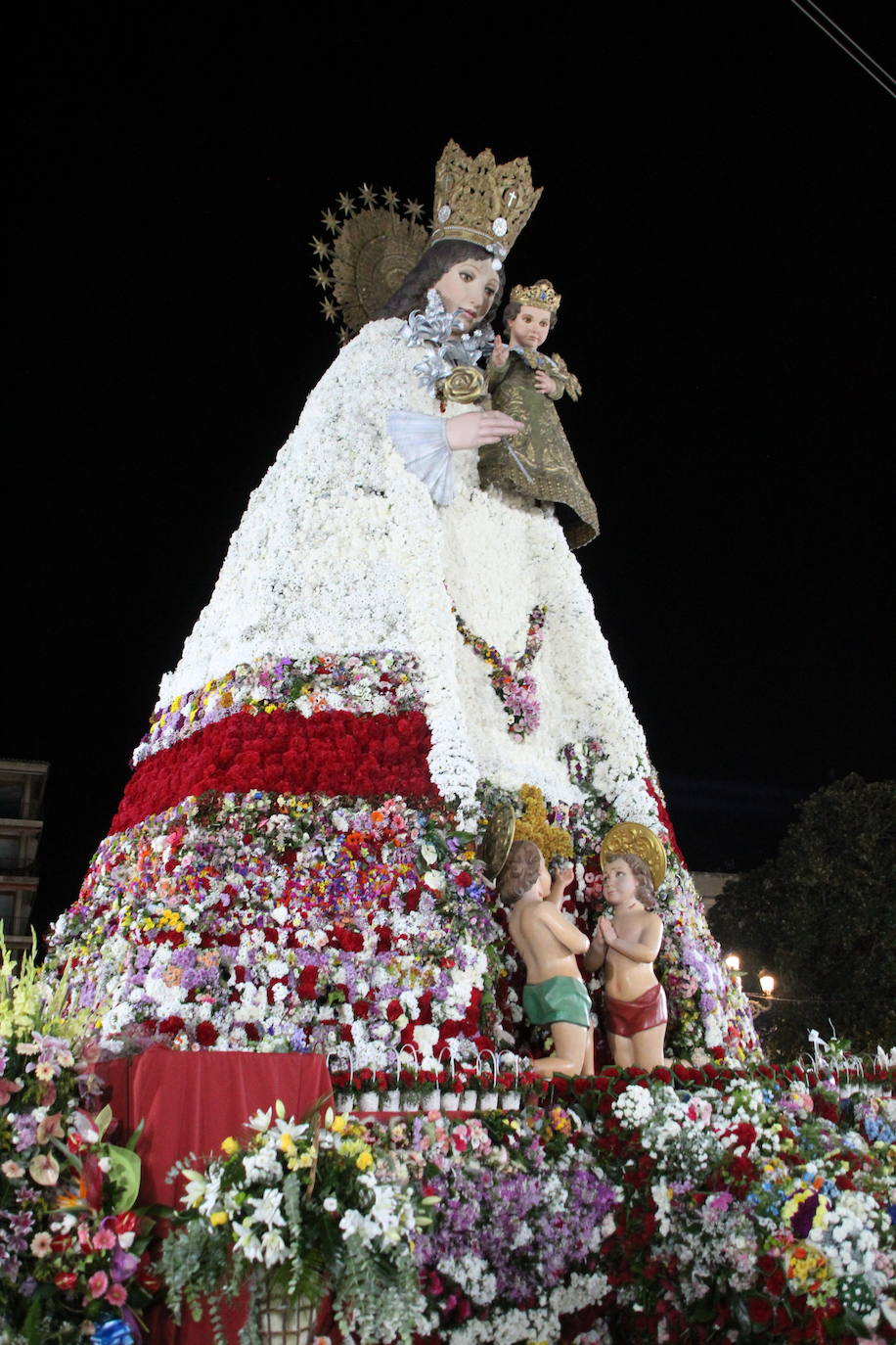 Fotos: Así ha quedado el manto de la Virgen tras la Ofrenda