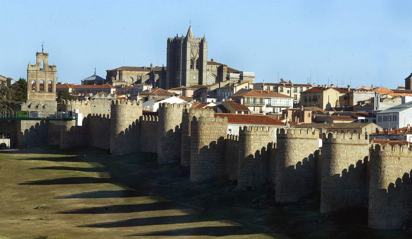 ÁVILA | Declarada ciudad Patrimonio de la Humanidad por la UNESCO, Ávila tiene una de las murallas medievales mejor conservadas de toda Europa. El perímetro amurallado de más de dos kilómetros, originario del siglo XII, esconde en su interior el encanto particular de los pueblos castellanos y... el chuletón de Ávila.