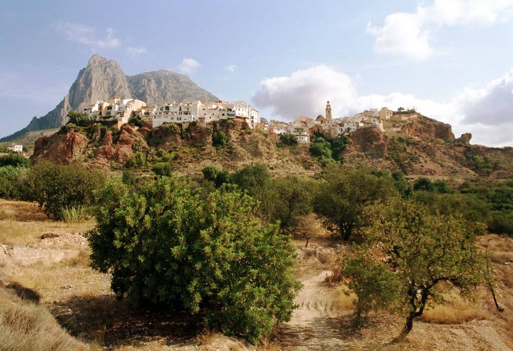 FINESTRAT (ALICANTE) | Destino perfecto para los que buscan disfrutar tanto del mar como de la montaña. Finestrat ofrece el espectáculo natural del Puig Campana, un macizo de más de 1.400 metros, y la atracción turística de su zona costera. A medio camino entre Benidorm y Villajoyosa.