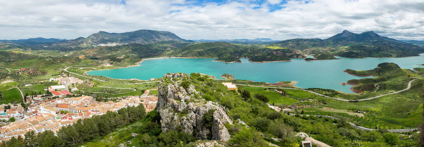 GRAZALEMA (CÁDIZ) | Esta joya del interior de la provincia de Cádiz está situada en plena Sierra de Grazalema, uno de los grandes tesoros botánicos de España. Grazalema tiene de todo para disfrutar: un intrincado trazado urbano, un bonito entorno natural de bosques, saltos de agua...