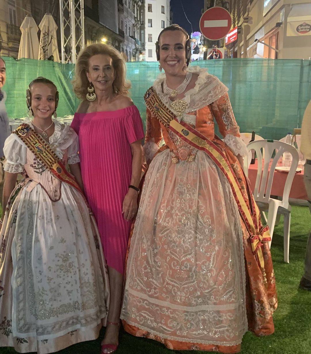 Mayrén Beneyto con las falleras mayores de Grabador Esteve Amparo Puig y Sofía García