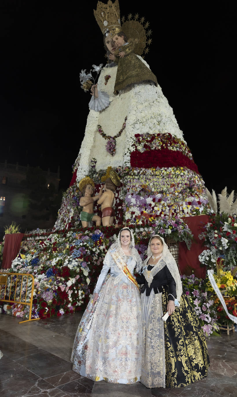 Carmen de Rosa y la Reina del Ateneo Ana Bonet en la Ofrenda