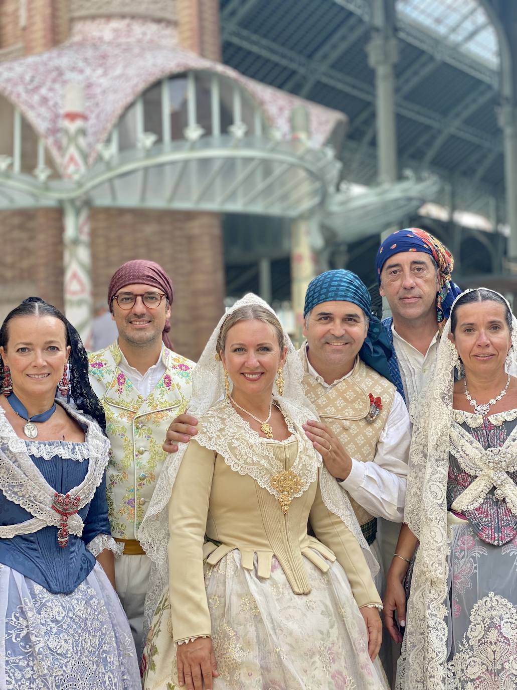 Pepa Bargues, Javier Delgado, Ana García-Conde, Pablo Jordán, Roberto Rodríguez y María Jose Jorques de la falla Conde Salvatierra Cirilo Amorós en el Mercado de Colón