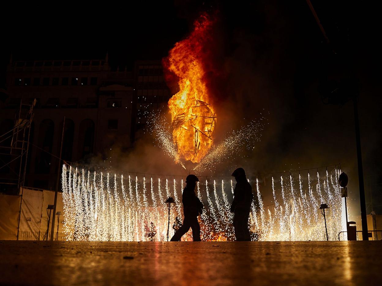 Adiós al icono. La 'Meditadora' arde en la plaza del Ayuntamiento, anoche.