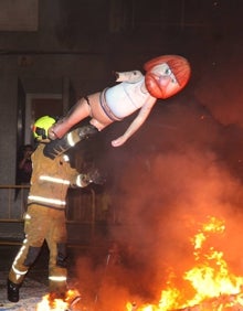 Imagen secundaria 2 - La comisión de La Font, el momento de prender fuego y un bombero lanzando un ninot a las llamas. 