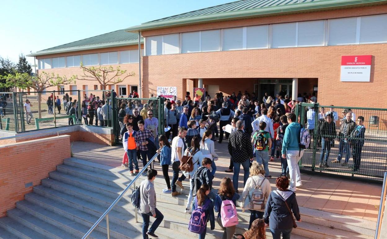 Alumnos a la entrada del instituto. 