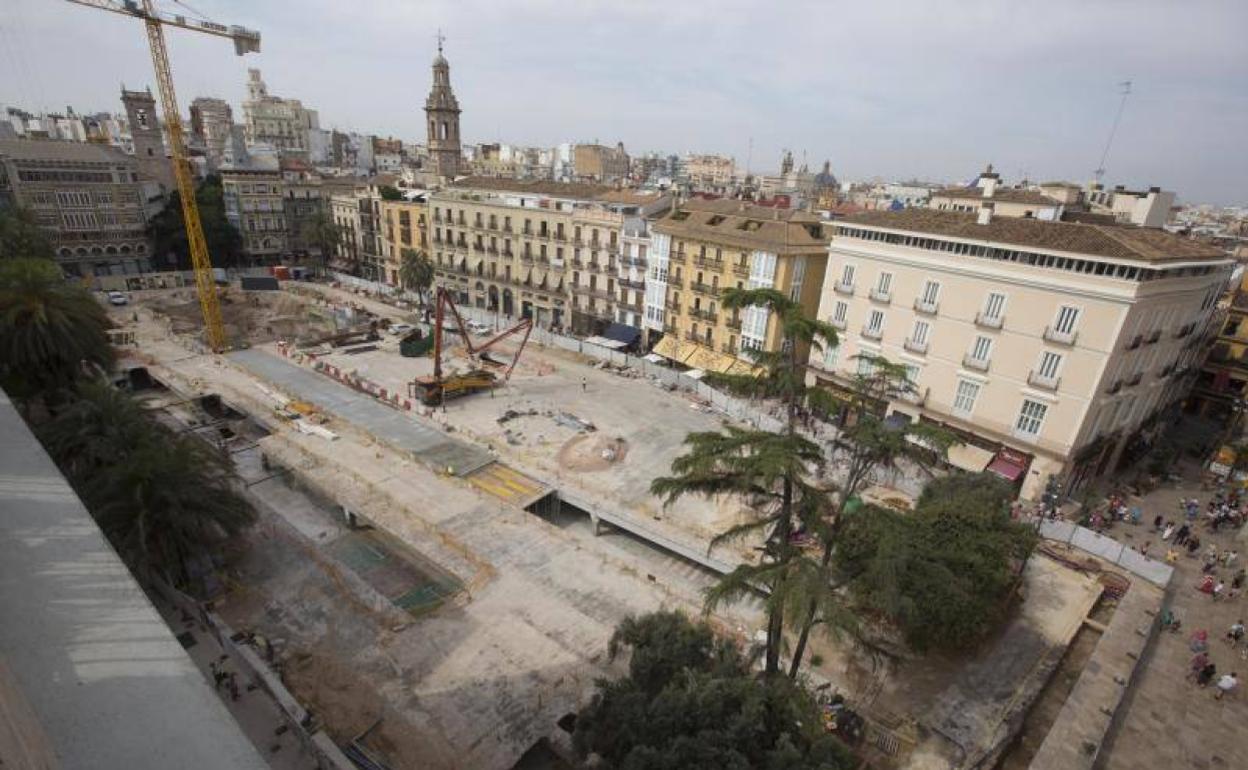 Obras en la plaza de la Reina, por donde solía pasar la Ofrenda. 