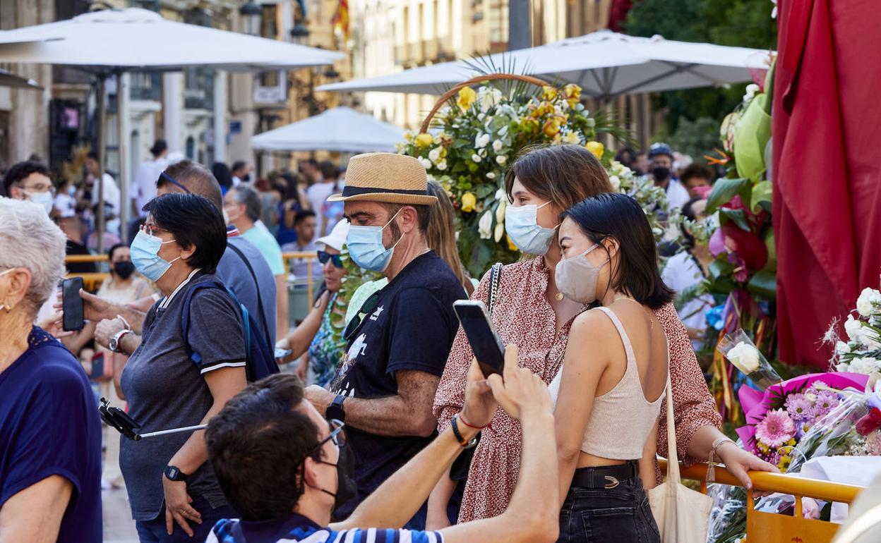 Turistas en la plaza de la Virgen durante el pasado fin de semana. 