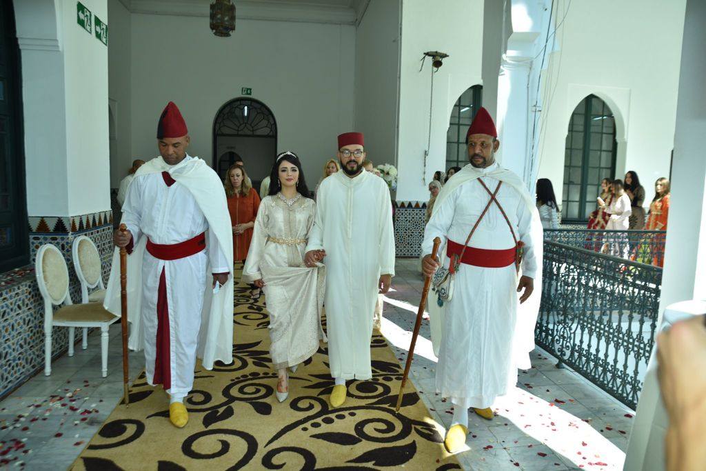 La boda del empresario valenciano de origen marroquí Rachad Andaloussi Ouriaghi este pasado sábado en Tánger reunió en esta capital del norte de Marruecos a diversas personalidades vinculadas al mundo de la empresa, la política, la diplomacía y la abogacía. Una cita que incluyó un almuerzo en el jardín del magnífico palacio Moulay Hafid, justo al lado del Palacio Real de Marchan donde tuvo lugar la ceremonia tradicional, y a la que asistieron, entre otros, el exministro y expresidente del Congreso, José Bono, y en la que también se vio al diplomático y exconseller Fernando Villalonga, la exvicepresidenta del Consell Paula Sánchez de León, los dirigentes populares José María Chiquillo y Juanvi Pérez o los abogados Juan Carlos Galindo. También el presidente de la Comisión de Hacienda en el Congreso, Eloy Suárez Lamata o el el Agregado Cultural en la Embajada de España en Rabat, Borja Morate.