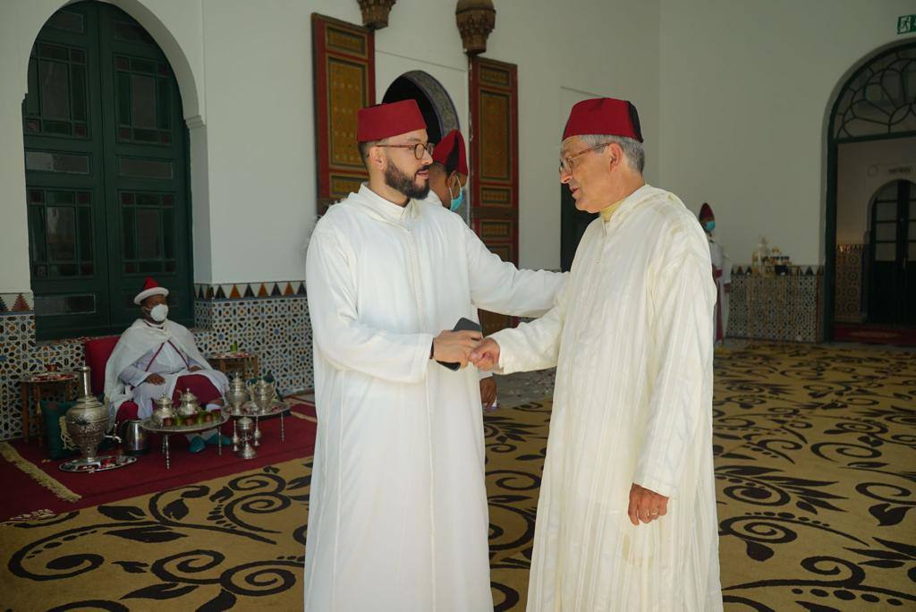 La boda del empresario valenciano de origen marroquí Rachad Andaloussi Ouriaghi este pasado sábado en Tánger reunió en esta capital del norte de Marruecos a diversas personalidades vinculadas al mundo de la empresa, la política, la diplomacía y la abogacía. Una cita que incluyó un almuerzo en el jardín del magnífico palacio Moulay Hafid, justo al lado del Palacio Real de Marchan donde tuvo lugar la ceremonia tradicional, y a la que asistieron, entre otros, el exministro y expresidente del Congreso, José Bono, y en la que también se vio al diplomático y exconseller Fernando Villalonga, la exvicepresidenta del Consell Paula Sánchez de León, los dirigentes populares José María Chiquillo y Juanvi Pérez o los abogados Juan Carlos Galindo. También el presidente de la Comisión de Hacienda en el Congreso, Eloy Suárez Lamata o el el Agregado Cultural en la Embajada de España en Rabat, Borja Morate.