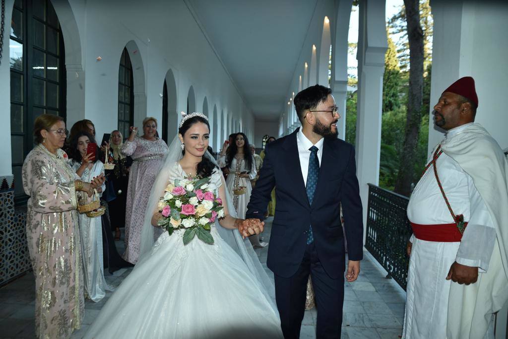 La boda del empresario valenciano de origen marroquí Rachad Andaloussi Ouriaghi este pasado sábado en Tánger reunió en esta capital del norte de Marruecos a diversas personalidades vinculadas al mundo de la empresa, la política, la diplomacía y la abogacía. Una cita que incluyó un almuerzo en el jardín del magnífico palacio Moulay Hafid, justo al lado del Palacio Real de Marchan donde tuvo lugar la ceremonia tradicional, y a la que asistieron, entre otros, el exministro y expresidente del Congreso, José Bono, y en la que también se vio al diplomático y exconseller Fernando Villalonga, la exvicepresidenta del Consell Paula Sánchez de León, los dirigentes populares José María Chiquillo y Juanvi Pérez o los abogados Juan Carlos Galindo. También el presidente de la Comisión de Hacienda en el Congreso, Eloy Suárez Lamata o el el Agregado Cultural en la Embajada de España en Rabat, Borja Morate.