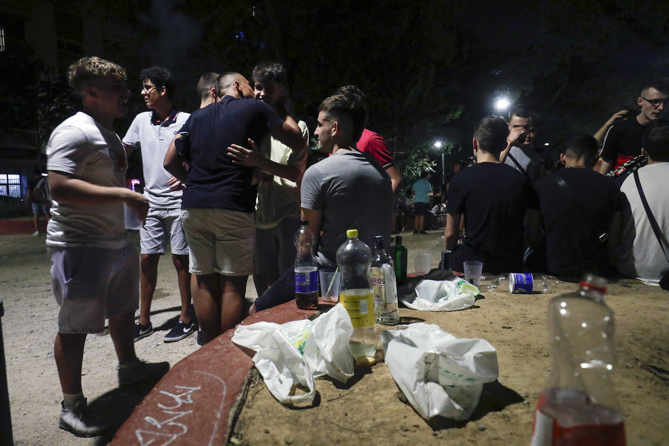 El fin de la restricción de movilidad nocturna deja la imagen de jóvenes bebiendo en la plaza Honduras y colas en las discotecas de la Marina y la playa