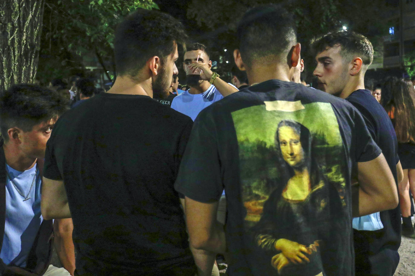 El fin de la restricción de movilidad nocturna deja la imagen de jóvenes bebiendo en la plaza Honduras y colas en las discotecas de la Marina y la playa