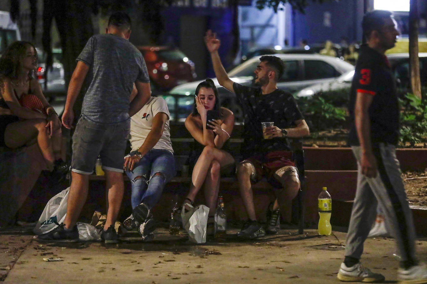 El fin de la restricción de movilidad nocturna deja la imagen de jóvenes bebiendo en la plaza Honduras y colas en las discotecas de la Marina y la playa