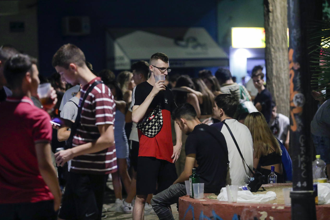 El fin de la restricción de movilidad nocturna deja la imagen de jóvenes bebiendo en la plaza Honduras y colas en las discotecas de la Marina y la playa