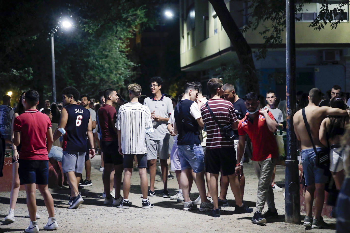 El fin de la restricción de movilidad nocturna deja la imagen de jóvenes bebiendo en la plaza Honduras y colas en las discotecas de la Marina y la playa