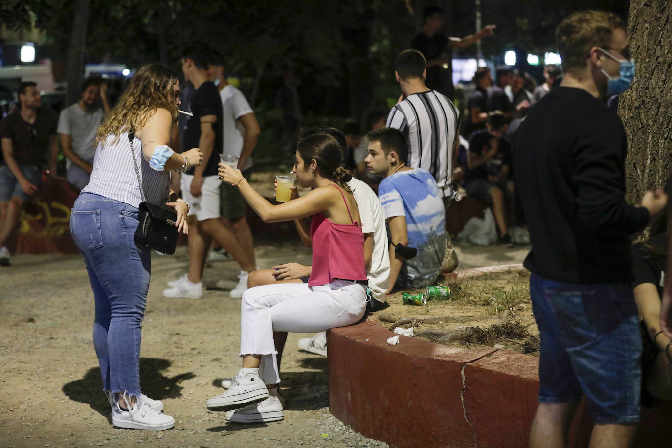 El fin de la restricción de movilidad nocturna deja la imagen de jóvenes bebiendo en la plaza Honduras y colas en las discotecas de la Marina y la playa