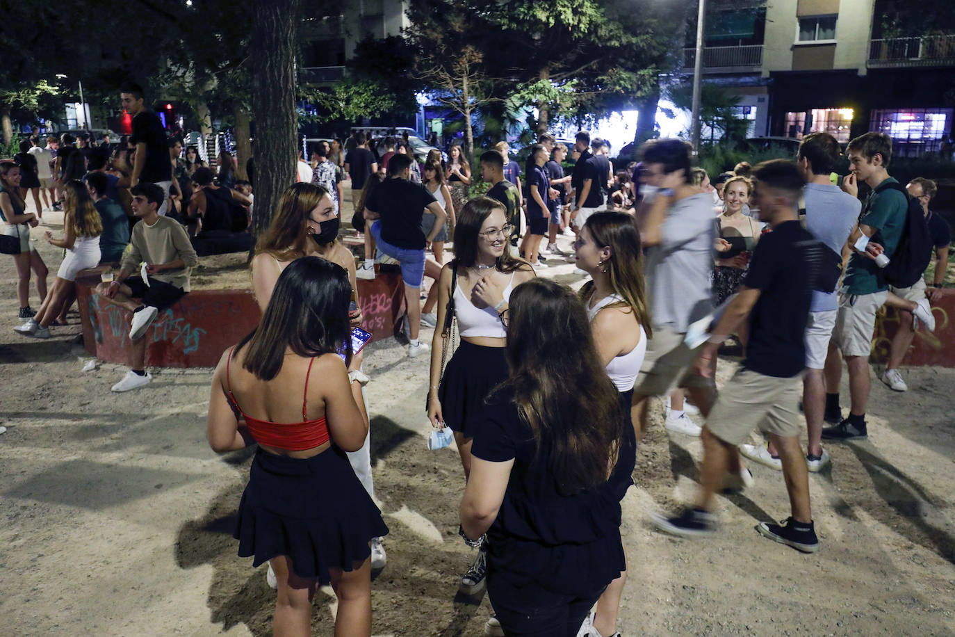 El fin de la restricción de movilidad nocturna deja la imagen de jóvenes bebiendo en la plaza Honduras y colas en las discotecas de la Marina y la playa