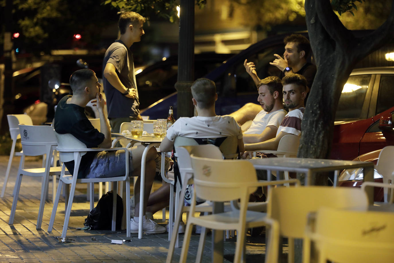 El fin de la restricción de movilidad nocturna deja la imagen de jóvenes bebiendo en la plaza Honduras y colas en las discotecas de la Marina y la playa