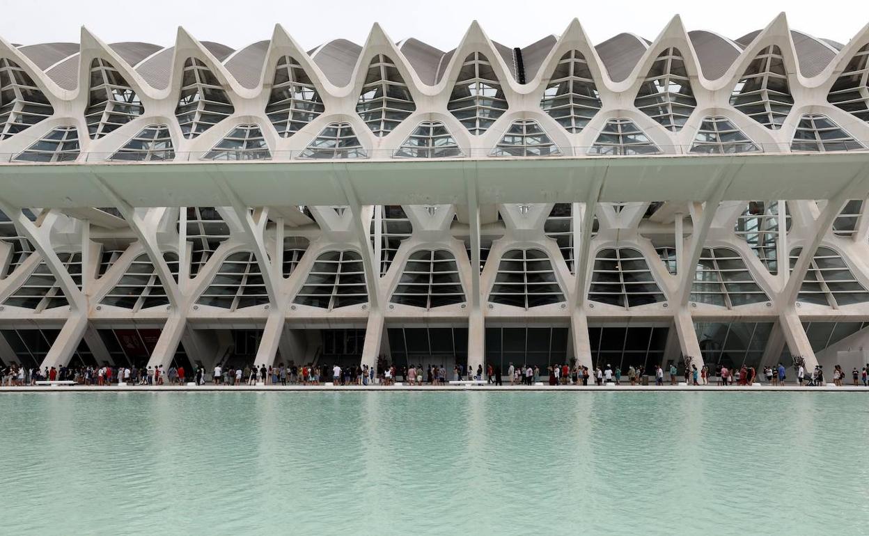 Largas colas en el punto de vacunación de la Ciudad de las Artes y las Ciencias de Valencia, este martes.