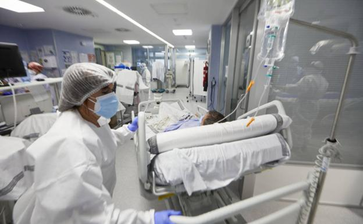 Atención en la UCI del Hospital Arnau de Vilanova de Valencia. 