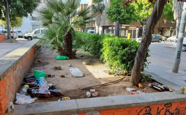 Restos del botellón en Marxalenes. 