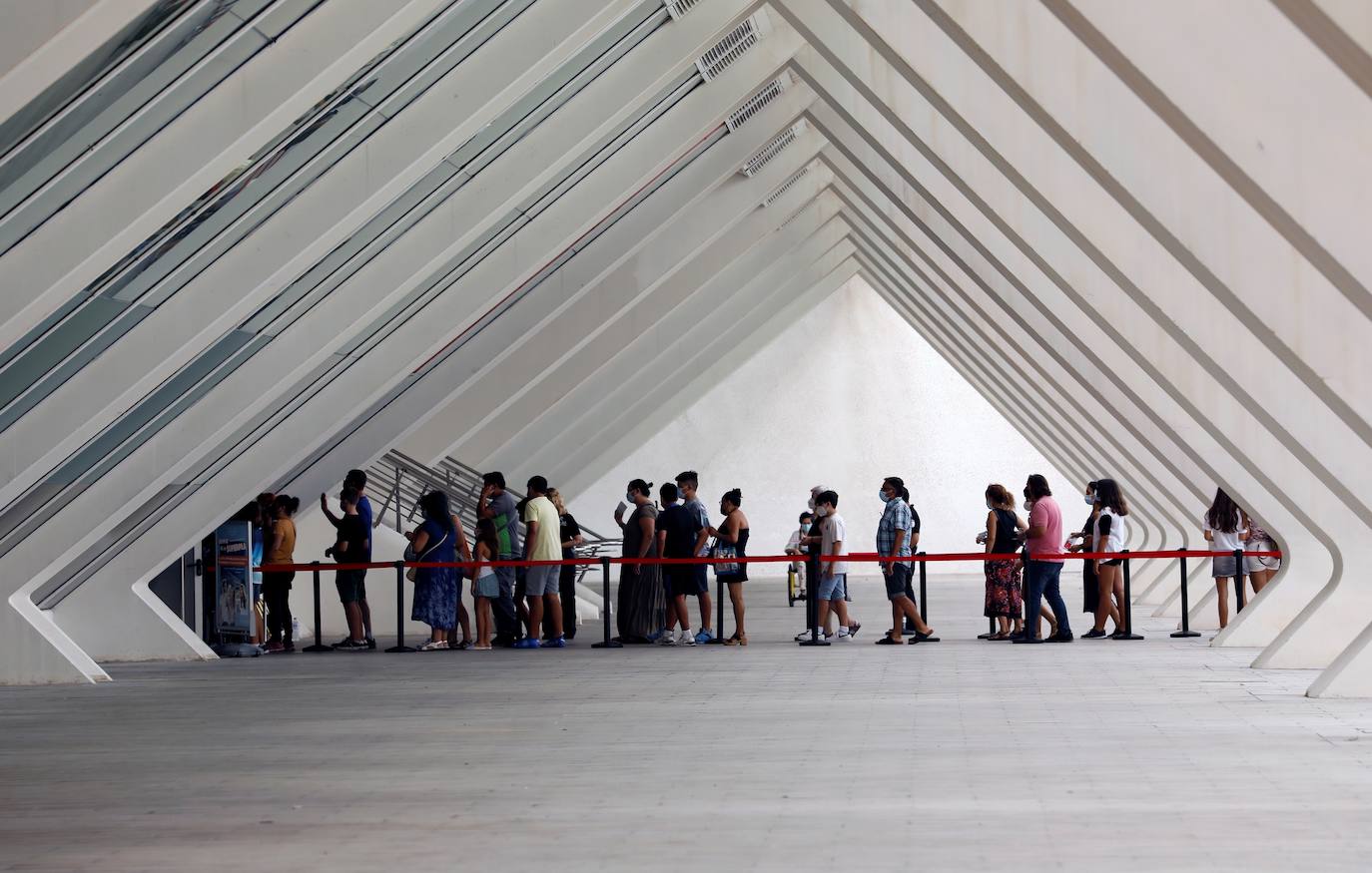 Sanidad ha comenzado este martes la vacunación sin cita previa en la Comunitat. El vacunódromo de la Ciudad de las Artes y las Ciencias ha registrado largas colas a primera hora de la mañana, en su mayoría formadas por adolescentes que acudían a recibir la segunda dosis de la vacuna contra el coronavirus. 