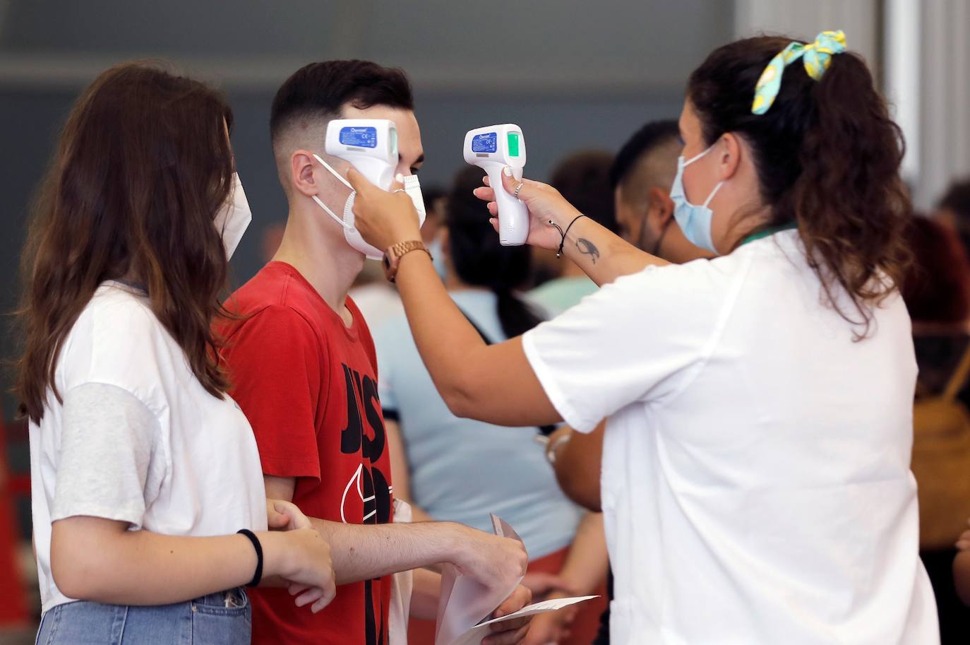 Sanidad ha comenzado este martes la vacunación sin cita previa en la Comunitat. El vacunódromo de la Ciudad de las Artes y las Ciencias ha registrado largas colas a primera hora de la mañana, en su mayoría formadas por adolescentes que acudían a recibir la segunda dosis de la vacuna contra el coronavirus. 