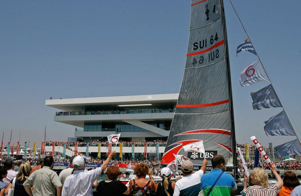 Aficionados animan al Alinghi en Valencia en 2007. EFE/Manuel Bruque