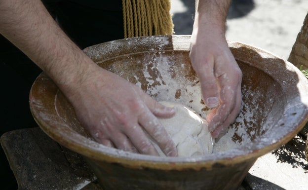 El secreto de una buena torta es un buen amasado y la harina con el agua. 