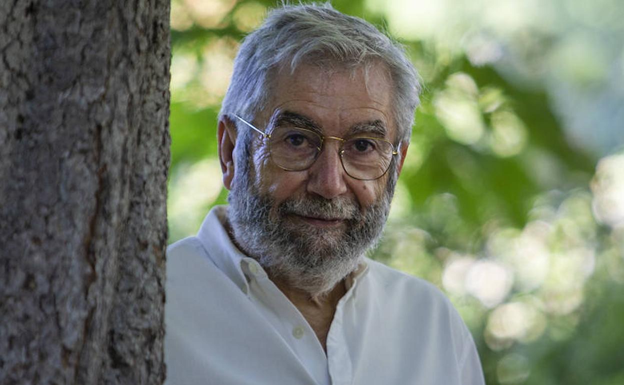 El escritor y académico Antonio Muñoz Molina posa en el madrileño parque del Retiro. 