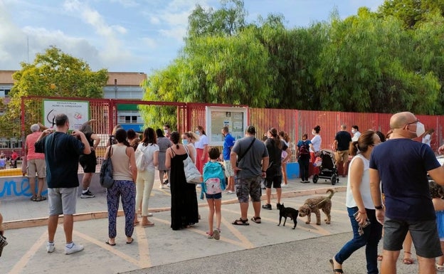 Imagen principal - Los escolares retoman las clases en Albal, Paiporta y Mislata. 