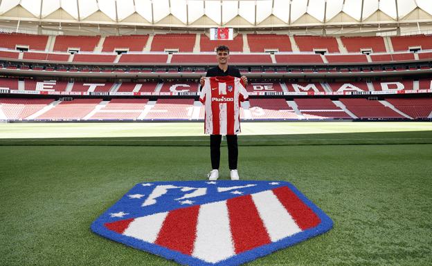 Antoine Griezmann posa con la camiseta del Atlético en el Metropolitano.