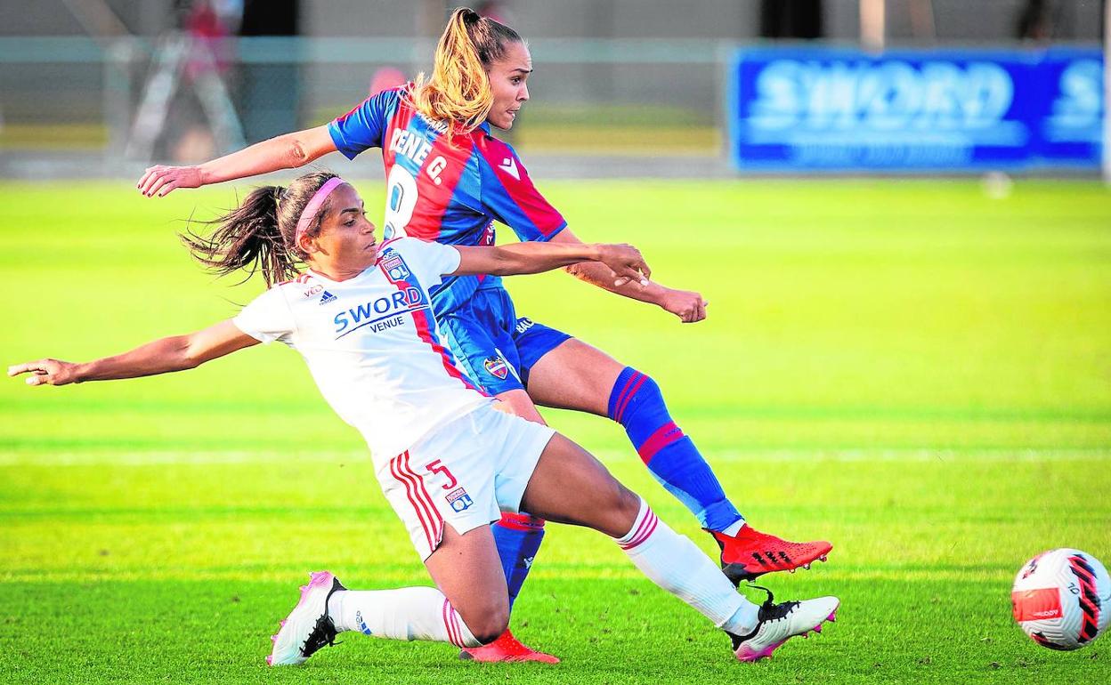 Irene Guerrero pugna por un balón con Morroni durante el partido disputado ayer en la ciudad deportiva del Olympique de Lyon.