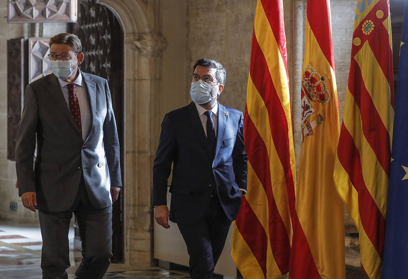 El presidente de la Generalitat Valenciana, Ximo Puig, y su homólogo catalán, Pere Aragonés, se han reunido este miércoles en Valencia para abordar entre otros asuntos la gestión de los fondos de la UE, las infraestructuras de comunicación entre ambos territorios, la reactivación económica y la financiación autonómica.