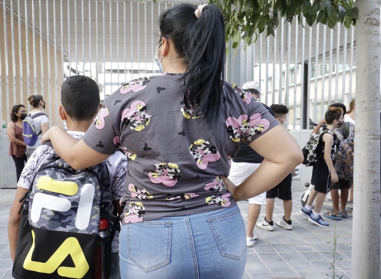 Los alumnos acceden a las aulas medio año después mientras padres y profesores confían en las medidas que han tomado los centros