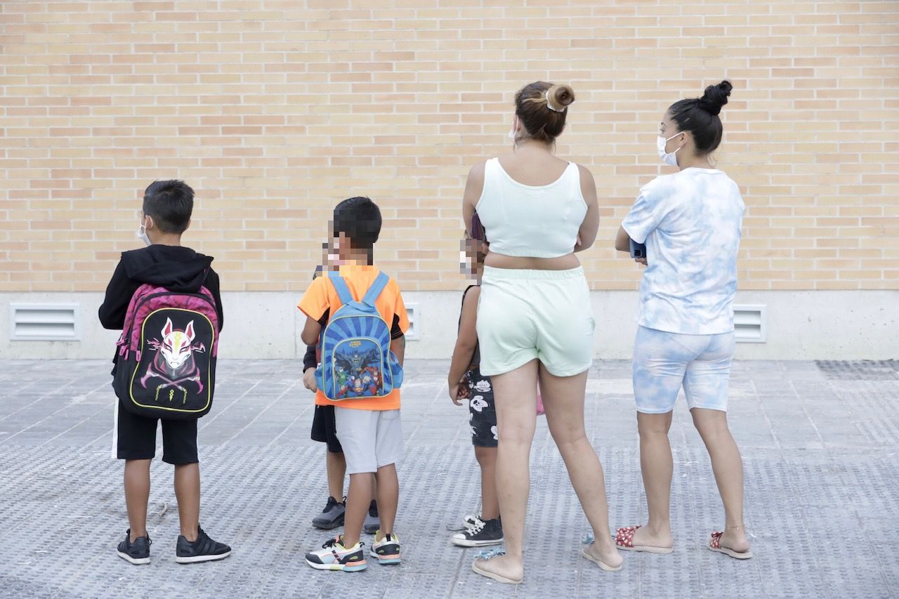 Los alumnos acceden a las aulas medio año después mientras padres y profesores confían en las medidas que han tomado los centros