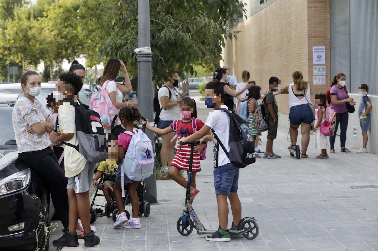 Los alumnos acceden a las aulas medio año después mientras padres y profesores confían en las medidas que han tomado los centros