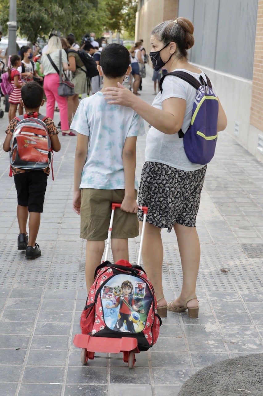 Los alumnos acceden a las aulas medio año después mientras padres y profesores confían en las medidas que han tomado los centros