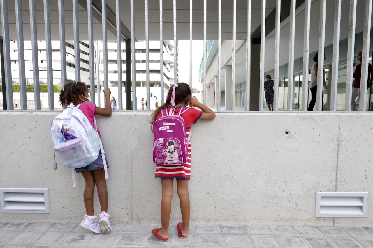 Los alumnos acceden a las aulas medio año después mientras padres y profesores confían en las medidas que han tomado los centros