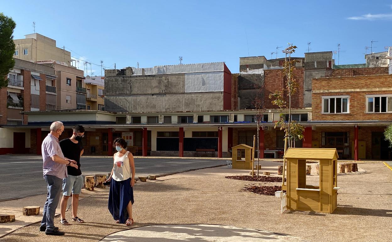 Visita a uno de los patios de un centro educativo de Carcaixent. 