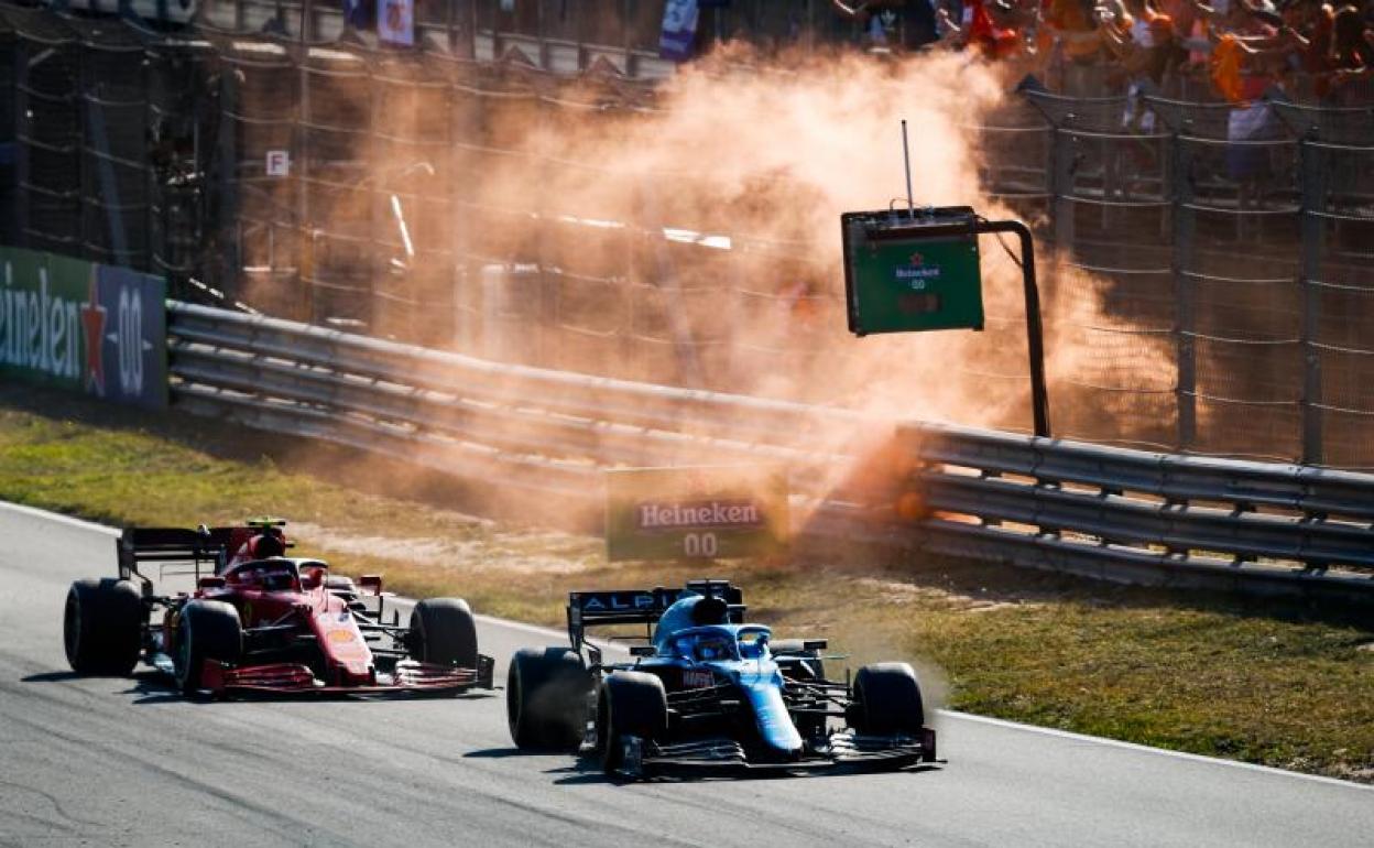 Fernando Alonso y Carlos Sainz, en el GP de Países Bajos. 