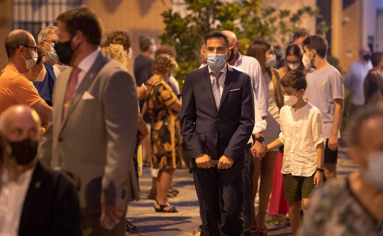 Un instante de la procesión con el alcalde y los concejales. 