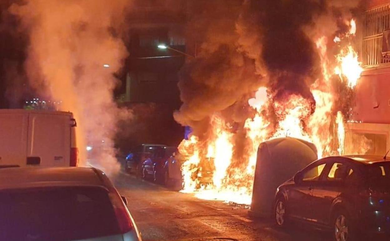 Incendio en un contenedor de la calle Villena, esta madrugada en Alicante. 